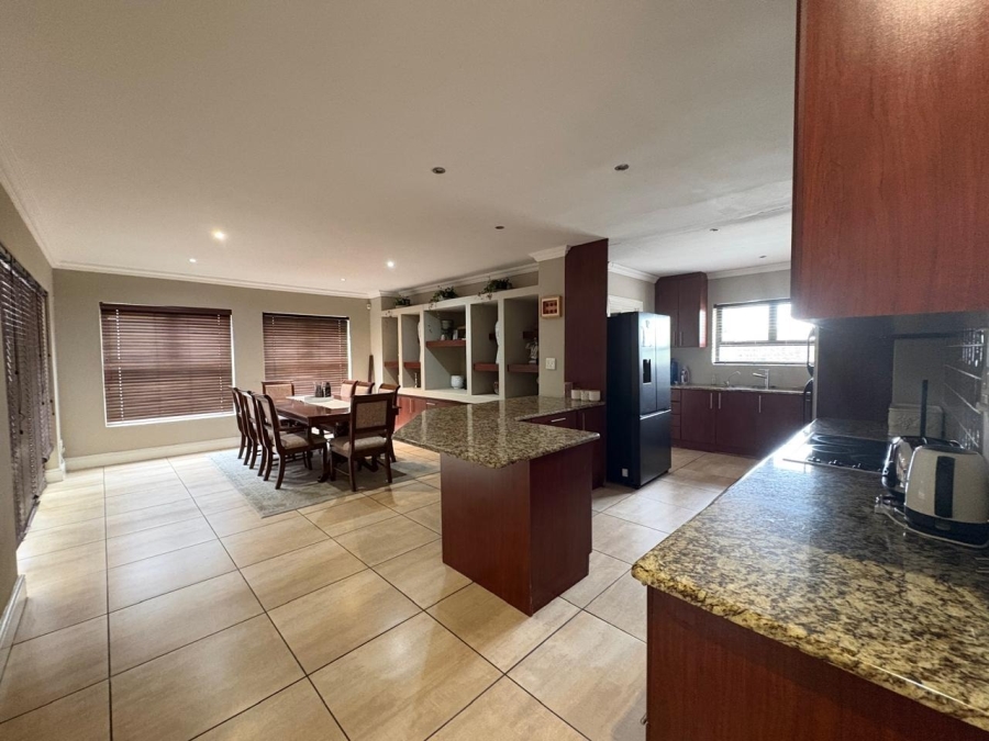 To Let 6 Bedroom Property for Rent in West Beach Western Cape